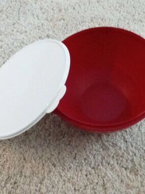 Tupperware Thatsa XL Mixing Bowl in Red W/ White Seal Lid 32 Cup Classic 7.8L LN